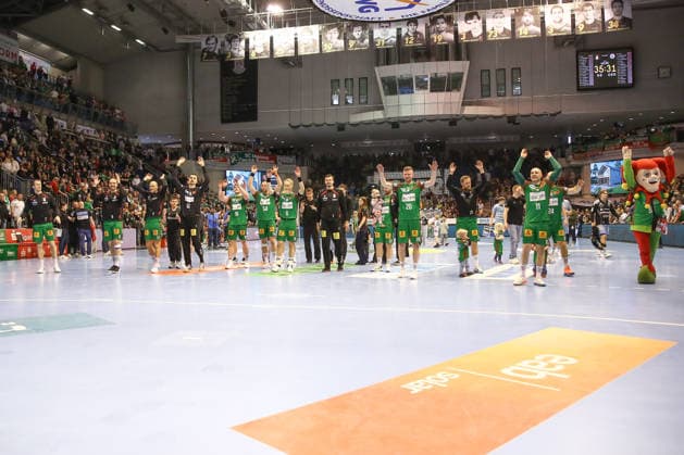 12 04 2026, xgox, Handball Daikin HBL SC Magdeburg HC Erlangen emspor, v l Magdeburg celebrating the victory, cheering after the end of the game Magdeburg