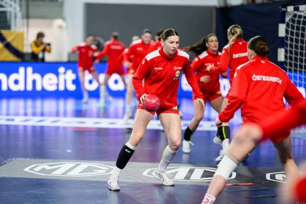 HANDBALL - EHF EURO Quali, AUT vs GRE LINZ,AUSTRIA,12.APR.26 - HANDBALL - EHF Women s European Championship, EM, Europameisterschaft qualification, OEHB international match, Länderspiel, Nationalmannschaft Austria vs Greece. Image shows the team of AUT during warm up.  GEPAxpictures xDanielaxMoser