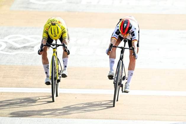 Paris - Roubaix Hauts-de-France Women 2026 Cycling Race ROUBAIX, FRANCE - APRIL 12 : Koch Franziska (GER) of FDJ United - SUEZ and Vos Marianne (NED) of Team Visma Lease a Bike in the final sprint during the 6th edition of Paris - Roubaix Hauts-de-France Women an UCI Women s World Tour 1.WWT one day cycling road race for Women Elite of 143 km with start in Denain and finish in Roubaix on April 12, 2026 in Roubaix, France, 12 04 2026 Roubaix France  Copyright: xTomasxSiskx