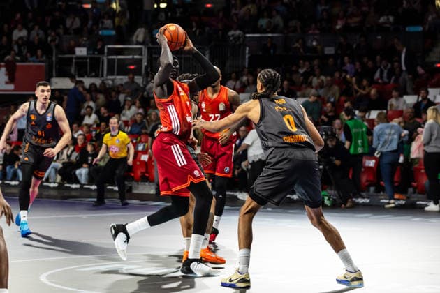 GER, easy Credit Basketball Bundesliga, FC Bayern München Basketball Niners Chemnitz 12 04 2026, BMW Park, Munich, GER, easy Credit Basketball Bundesliga, FC Bayern München Basketball Niners Chemnitz Wenyen Gabriel FC Bayern München Basketball 32 , Kevin Yebo Niners Chemnitz, 0 Foto Alexander Trienitz München BMW Park Bayern Deutschland
