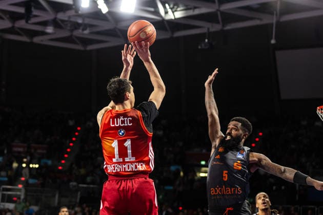 GER, easy Credit Basketball Bundesliga, FC Bayern München Basketball Niners Chemnitz 12 04 2026, BMW Park, Munich, GER, easy Credit Basketball Bundesliga, FC Bayern München Basketball Niners Chemnitz Vladimir LuÄiÄ‡ Vladimir Lucic FC Bayern München Basketball 11 , Corey Davis Jr Niners Chemnitz, 5 Photo Alexander Trienitz Munich BMW Park Bayern Germany