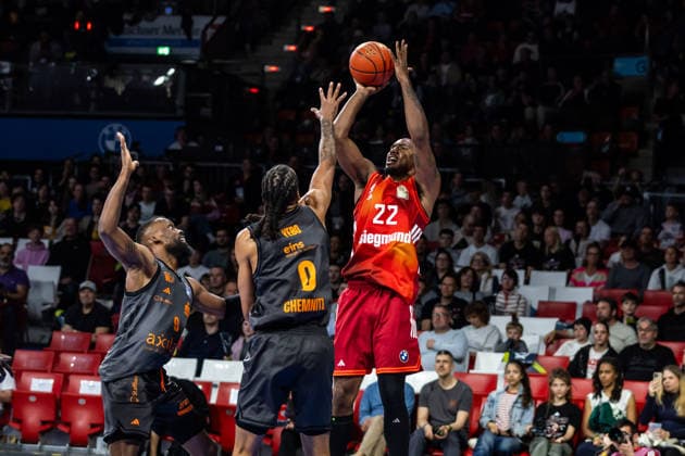 GER, easy Credit Basketball Bundesliga, FC Bayern München Basketball Niners Chemnitz 12 04 2026, BMW Park, Munich, GER, easy Credit Basketball Bundesliga, FC Bayern München Basketball Niners Chemnitz Isiaha Mike FC Bayern München Basketball 22 , Kevin Yebo Niners Chemnitz, 0 Foto Alexander Trienitz München BMW Park Bayern Deutschland