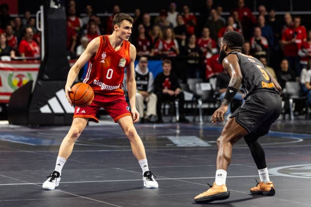 GER, easy Credit Basketball Bundesliga, FC Bayern München Basketball Niners Chemnitz 12 04 2026, BMW Park, Munich, GER, easy Credit Basketball Bundesliga, FC Bayern München Basketball Niners Chemnitz Nenad Dimitrijevic FC Bayern München Basketball 0 , Corey Davis Jr Niners Chemnitz, 5 Foto Alexander Trienitz München BMW Park Bayern Deutschland