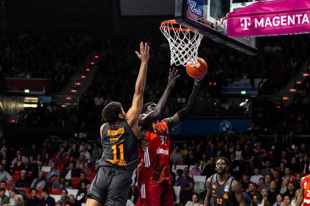 GER, easy Credit Basketball Bundesliga, FC Bayern München Basketball Niners Chemnitz 12 04 2026, BMW Park, Munich, GER, easy Credit Basketball Bundesliga, FC Bayern München Basketball Niners Chemnitz Wenyen Gabriel FC Bayern München Basketball 32 , Kostja Mushidi Niners Chemnitz, 11 Foto Alexander Trienitz München BMW Park Bayern Deutschland