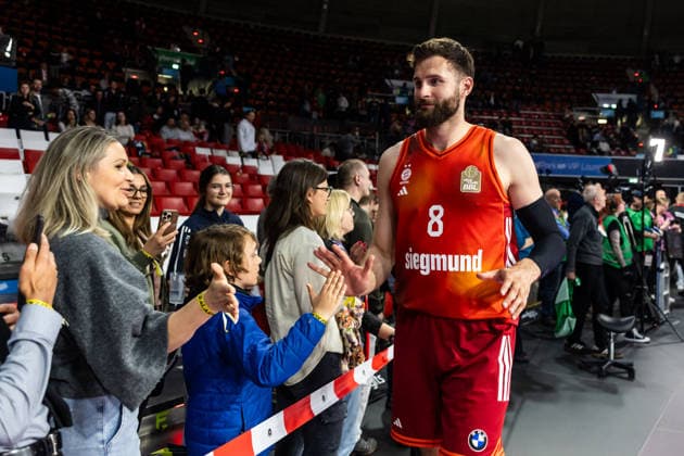 GER, easy Credit Basketball Bundesliga, FC Bayern München Basketball Niners Chemnitz 12 04 2026, BMW Park, Munich, GER, easy Credit Basketball Bundesliga, FC Bayern München Basketball Niners Chemnitz Leon Kratzer FC Bayern München Basketball 8 thanks the fans Photo Alexander Trienitz Munich BMW Park Bayern Germany