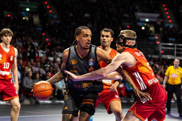 GER, easy Credit Basketball Bundesliga, FC Bayern München Basketball Niners Chemnitz 12 04 2026, BMW Park, Munich, GER, easy Credit Basketball Bundesliga, FC Bayern München Basketball Niners Chemnitz Kevin Yebo Niners Chemnitz, 0 , Niels Giffey FC Bayern München Basketball 5 Foto Alexander Trienitz München BMW Park Bayern Deutschland