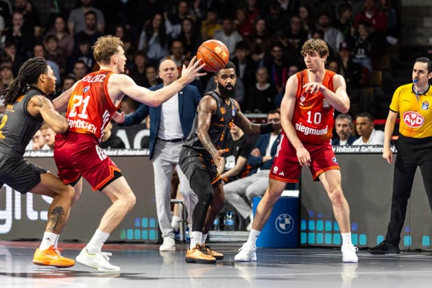GER, easy Credit Basketball Bundesliga, FC Bayern München Basketball Niners Chemnitz 12 04 2026, BMW Park, Munich, GER, easy Credit Basketball Bundesliga, FC Bayern München Basketball Niners Chemnitz Justus Hollatz FC Bayern München Basketball 21 , Justinian Jessup FC Bayern München Basketball 10 Foto Alexander Trienitz München BMW Park Bayern Deutschland