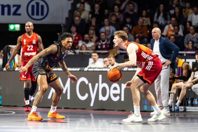 GER, easy Credit Basketball Bundesliga, FC Bayern München Basketball Niners Chemnitz 12 04 2026, BMW Park, Munich, GER, easy Credit Basketball Bundesliga, FC Bayern München Basketball Niners Chemnitz Justus Hollatz FC Bayern München Basketball 21 , Nike Sibande Niners Chemnitz, 2 Foto Alexander Trienitz München BMW Park Bayern Deutschland
