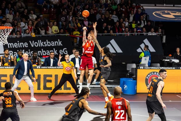 GER, easy Credit Basketball Bundesliga, FC Bayern München Basketball Niners Chemnitz 12 04 2026, BMW Park, Munich, GER, easy Credit Basketball Bundesliga, FC Bayern München Basketball Niners Chemnitz Justus Hollatz FC Bayern München Basketball 21 , Nike Sibande Niners Chemnitz, 2 Foto Alexander Trienitz München BMW Park Bayern Deutschland