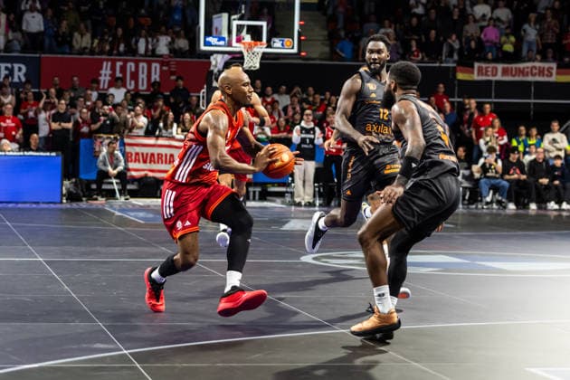 GER, easy Credit Basketball Bundesliga, FC Bayern München Basketball Niners Chemnitz 12 04 2026, BMW Park, Munich, GER, easy Credit Basketball Bundesliga, FC Bayern München Basketball Niners Chemnitz Isiaha Mike FC Bayern München Basketball 22 , Corey Davis Jr Niners Chemnitz, 5 Foto Alexander Trienitz München BMW Park Bayern Deutschland
