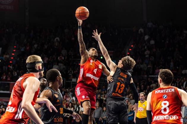 GER, easy Credit Basketball Bundesliga, FC Bayern München Basketball Niners Chemnitz 12 04 2026, BMW Park, Munich, GER, easy Credit Basketball Bundesliga, FC Bayern München Basketball Niners Chemnitz Xavier Rathan Mayes FC Bayern München Basketball 4 , Luca Kellig Niners Chemnitz, 13 Photo Alexander Trienitz Munich BMW Park Bayern Germany
