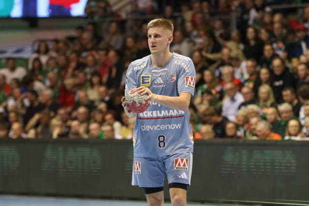 12 04 2026, xgox, Handball Daikin HBL SC Magdeburg HC Erlangen emspor, v l Sander Andreassen Overjordet Erlangen, 8 on the ball, plays the ball Magdeburg