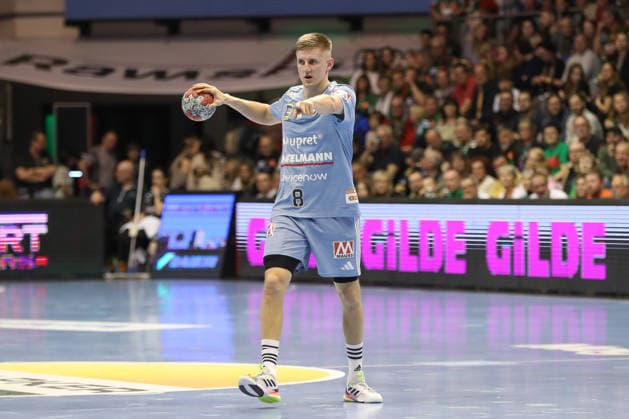 12 04 2026, xgox, Handball Daikin HBL SC Magdeburg HC Erlangen emspor, v l Sander Andreassen Overjordet Erlangen, 8 on the ball, plays the ball Magdeburg