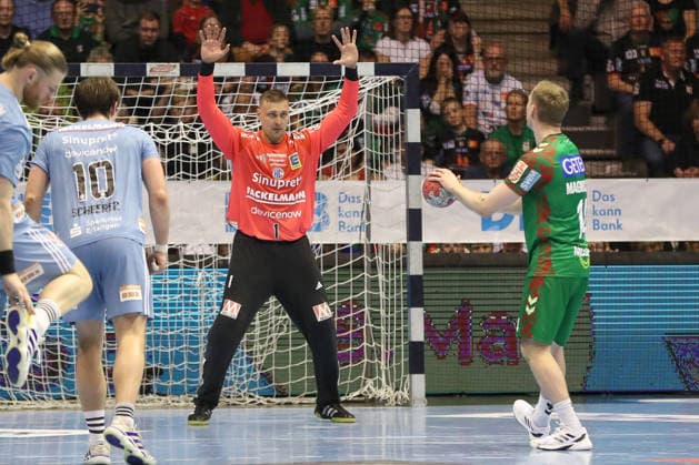12 04 2026, xgox, Handball Daikin HBL SC Magdeburg HC Erlangen emspor, v l Dario Quenstedt Erlangen, 1 on a seven-meter penalty against Omar Ingi Magnusson Magdeburg, 14 Magdeburg