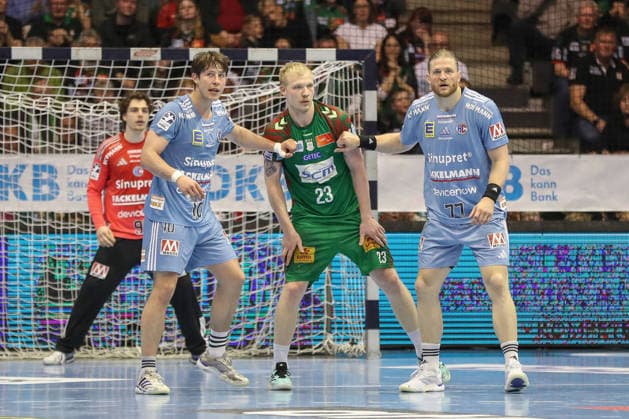 12 04 2026, xgox, Handball Daikin HBL SC Magdeburg HC Erlangen emspor, v l Florian Scheerer Erlangen, 10 , Magnus Saugstrup Magdeburg, 23 , Antonio Metzner Erlangen, 27 duel, duel, fight, tackle Magdeburg