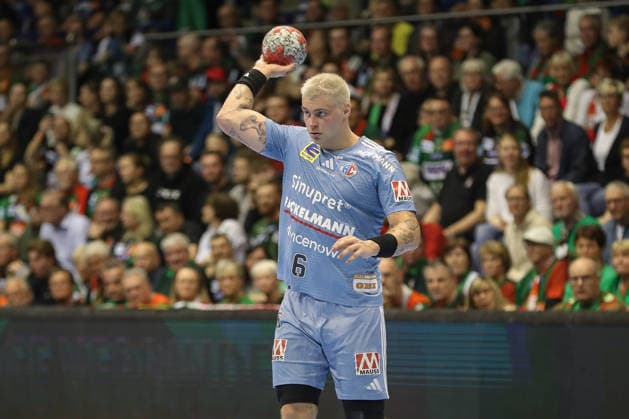 12 04 2026, xgox, Handball Daikin HBL SC Magdeburg HC Erlangen emspor, v l Marek Nissen Erlangen, 6 am Ball, plays the ball Magdeburg