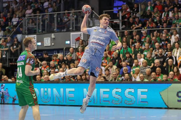 12 04 2026, xgox, Handball Daikin HBL SC Magdeburg HC Erlangen emspor, v l Yannik Bialowas Erlangen, 7 throws goal, Torschuetze, erzielt Tor, Treffer, scores the goal Magdeburg