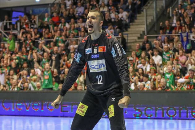12 04 2026, xgox, Handball Daikin HBL SC Magdeburg HC Erlangen emspor, v l Matej Mandic Magdeburg, 12 cheers over held ball, defended, held, Torhueter Magdeburg