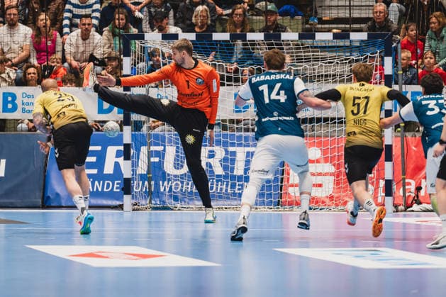 Christopher Rudeck Bergischer HC, 01 holds a 7meter against Patrick Zieker TVB Stuttgart, 25 Bergischer HC vs TVB Stuttgart, Handball, Daikin 1 HBL, 28 Matchday, Season 2025 26, 12 04 2026, Bergischer HC vs TVB Stuttgart, Handball, Daikin 1 HBL, 28 Matchday, Season 2025 26, 12 04 2026 Wuppertal Copyright: xEibner-Pressefoto LukasxBaldygax EP_LBA