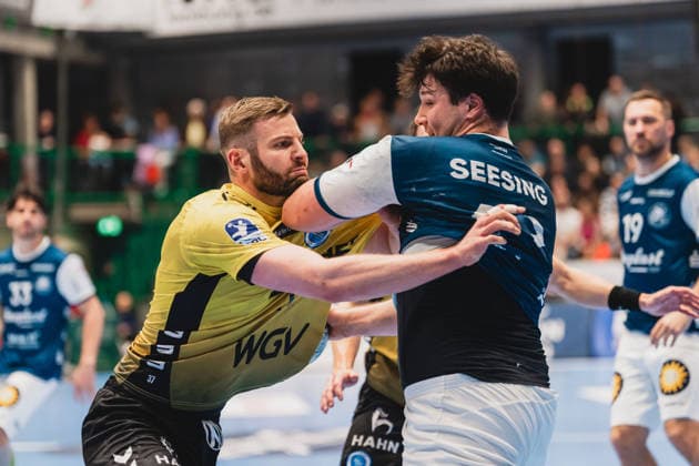 Samuel Roethlisberger TVB Stuttgart, 17 in duel with Aron Seesing Bergischer HC, 49 Bergischer HC vs TVB Stuttgart, Handball, Daikin 1 HBL, Matchday 28, Season 2025 26, 12 04 2026, Bergischer HC vs TVB Stuttgart, Handball, Daikin 1 HBL, Matchday 28, Season 2025 26, 12 04 2026 Wuppertal Copyright: xEibner-Pressefoto LukasxBaldygax EP_LBA