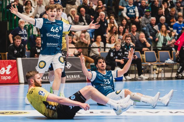 Julian Fuchs Bergischer HC, 46 and Eloy Morante Maldonado Bergischer HC, 33 want a foul against each other by Samuel Roethlisberger TVB Stuttgart, 17 Bergischer HC vs TVB Stuttgart, Handball, Daikin 1 HBL, 28 Matchday, Season 2025 26, 12 04 2026, Bergischer HC vs TVB Stuttgart, Handball, Daikin 1 HBL, 28 Matchday, Season 2025 26, 12 04 2026 Wuppertal Copyright: xEibner-Pressefoto LukasxBaldygax EP_LBA