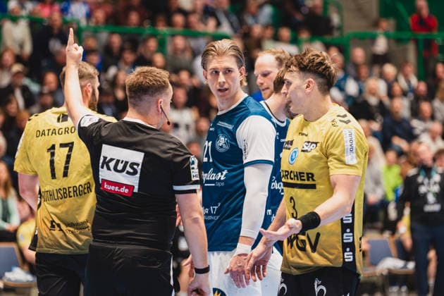 Samuel Roethlisberger TVB Stuttgart, 17 , Referee indicates a time penalty to Max Haefner TVB Stuttgart, 03 , Kim Voss Fels Bergischer HC, 21 watches Bergischer HC vs TVB Stuttgart, Handball, Daikin 1 HBL, Matchday 28, Season 2025 26, 12 04 2026, Bergischer HC vs TVB Stuttgart, Handball, Daikin 1 HBL, Matchday 28, Season 2025 26, 12 04 2026 Wuppertal Copyright: xEibner-Pressefoto LukasxBaldygax EP_LBA