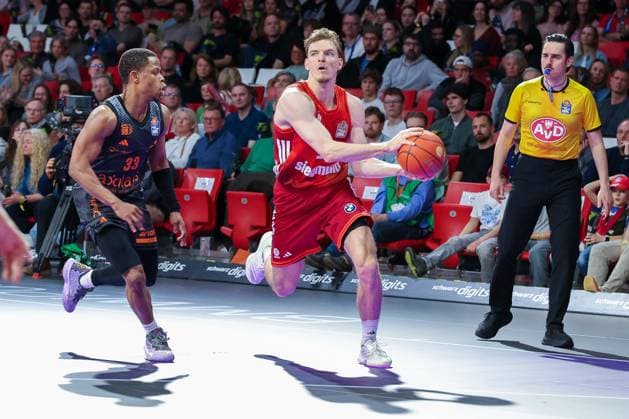 Justus Hollatz 21 FC Bayern Muenchen Basketball , right, in action against Eric Washington 33 Niners Chemnitz , FC Bayern Muenchen Basketball vs Niners Chemnitz, easyCredit BBL, Basketball, Bundesliga, Men, Main Round, April 12, 2026 Muenchen Bayern Germany Copyright: xkolbert-press MartinxAgüerax
