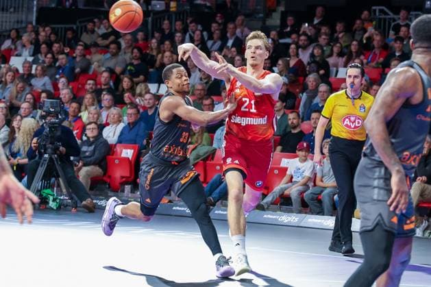 Eric Washington 33 Niners Chemnitz , left, tries to stop a pass from Justus Hollatz 21 FC Bayern Muenchen Basketball, FC Bayern Muenchen Basketball vs Niners Chemnitz, easyCredit BBL, Basketball, Bundesliga, Men, Main Round, April 12, 2026 Muenchen Bayern Germany Copyright: xkolbert-press MartinxAgüerax