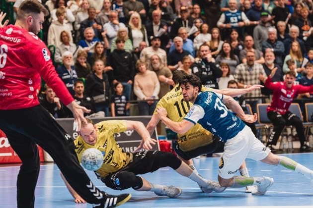 Miljan Vujovic TVB Stuttgart, 16 , Lenny Rubin TVB Stuttgart, 44 , Ivan Snajder TVB Stuttgart, 10 cannot prevent the goal by Eloy Morante Maldonado Bergischer HC, 33, Throw from the back Bergischer HC vs TVB Stuttgart, Handball, Daikin 1 HBL, 28 Matchday, Season 2025 26, 12 04 2026, Bergischer HC vs TVB Stuttgart, Handball, Daikin 1 HBL, 28 Matchday, Season 2025 26, 12 04 2026 Wuppertal Copyright: xEibner-Pressefoto LukasxBaldygax EP_LBA