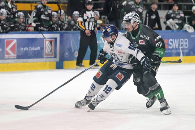 Maciej Rutkowski (EC Kassel Huskies, 12) am Puck im Zweikampf mit Arne Uplegger (Bietigheim Steelers, 77) Bietigheim Steelers vs. Kassel Huskies, Eishockey, DEL 2, PlayOff Spiel 6, Saison 2025 2026, 12.04.2026 Bietigheim Steelers vs. Kassel Huskies, Eishockey, DEL 2, PlayOff Spiel 6, Saison 2025 2026, 12.04.2026 Bietigheim *** Maciej Rutkowski EC Kassel Huskies, 12 on the puck in a duel with Arne Uplegger Bietigheim Steelers, 77 Bietigheim Steelers vs Kassel Huskies, Ice Hockey, DEL 2, PlayOff Game 6, Season 2025 2026, 12 04 2026 Bietigheim Steelers vs Kassel Huskies, Ice Hockey, DEL 2, PlayOff Game 6, Season 2025 2026, 12 04 2026 Bietigheim Copyright: xEibner-Pressefotox EP_TBR