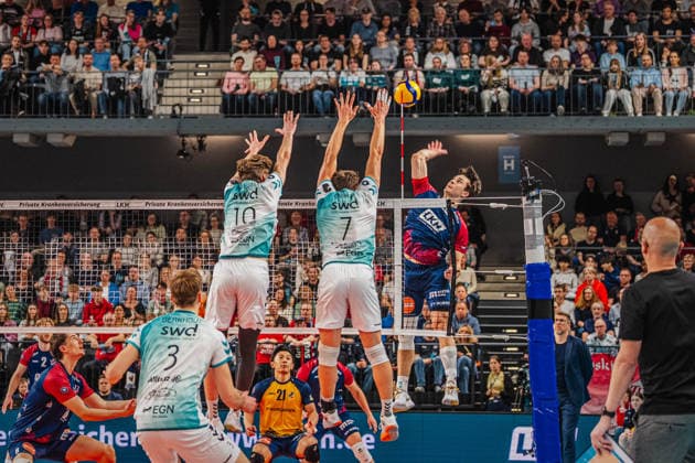 Volleyball Herren Bundesliga Playoffs Semifinals 2025 2026 SVG Lüneburg vs SWD powervolleys Düren 12 04 2026 Ethan Champlin 20 SVG Lüneburg against the block of Petteri Tyynismaa 10 SWD powervolleys Düren and Jordan Canham 7 SWD powervolleys Düren