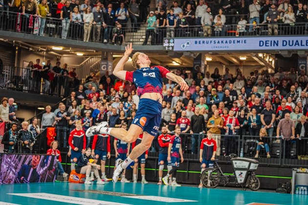 Volleyball Mens Bundesliga Playoffs Semifinals 2025 2026 SVG Lüneburg vs SWD powervolleys Düren 12 04 2026 Axel Enlund 17 SVG Lüneburg serving