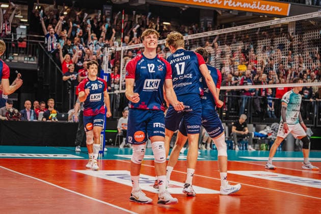 Volleyball mens Bundesliga playoffs semi-finals 2025 2026 SVG Lüneburg vs SWD powervolleys Düren 12 04 2026 Santeri Välimaa 12 SVG Lüneburg cheers