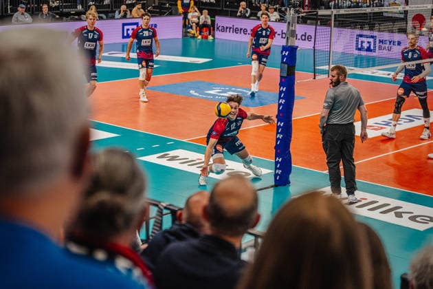 Volleyball mens Bundesliga playoffs semi-finals 2025 2026 SVG Lüneburg vs SWD powervolleys Düren 12 04 2026 Santeri Välimaa 12 SVG Lüneburg saves the ball spectacularly