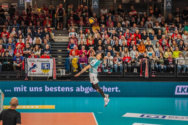 Volleyball mens Bundesliga playoffs semi-finals 2025 2026 SVG Lüneburg vs SWD powervolleys Düren 12 04 2026 Gregor Pernus 4 SWD powervolleys Düren serving