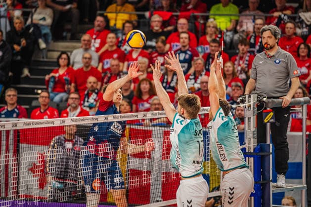 Volleyball Mens Bundesliga Playoffs Semifinals 2025 2026 SVG Lüneburg vs SWD powervolleys Düren 12 04 2026 Ethan Champlin 20 SVG Lüneburg against the block of Philipp Lauter 17 SWD powervolleys Düren and Jordan Canham 7 SWD powervolleys Düren
