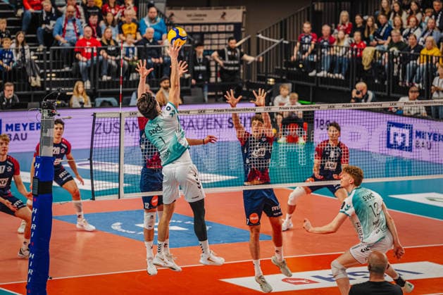 Volleyball Mens Bundesliga Playoffs Semifinals 2025 2026 SVG Lüneburg vs SWD powervolleys Düren 12 04 2026 Kyle Paulson 1 SWD powervolleys Düren against the block of Santeri Välimaa 12 SVG Lüneburg