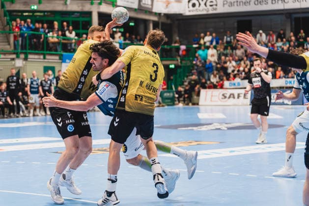 Samuel Roethlisberger TVB Stuttgart, 17 blocks with Max Haefner TVB Stuttgart, 03 the throwing Eloy Morante Maldonado Bergischer HC, 33 Bergischer HC vs TVB Stuttgart, Handball, Daikin 1 HBL, 28 Matchday, Season 2025 26, 12 04 2026, Bergischer HC vs TVB Stuttgart, Handball, Daikin 1 HBL, 28 Matchday, Season 2025 26, 12 04 2026 Wuppertal Copyright: xEibner-Pressefoto LukasxBaldygax EP_LBA