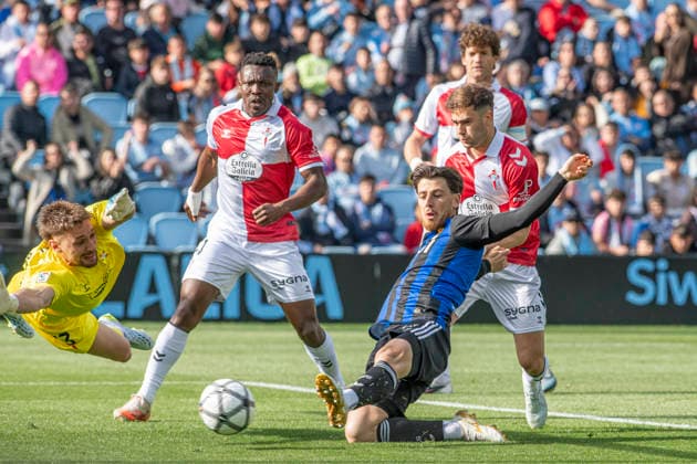 Dorsal 5 ALberto Reina player of Real Oviedo, Play in action, La Liga April 12, 2026 matchday 31 RC Celta Real Oviedo Estadio Abanca Balaidos Vigo Vigo Pontevedra Spain Copyright: xLuisxLorenzox