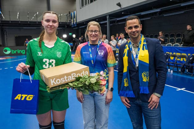 260412 Ausra Arcisevskaja of Lithuania receives the Player of the match award after the women s EHF Euro Qualification handball match between Sweden and Lithuania on April 12, 2026 in Kosta Photo Suvad Mrkonjic BILDBYRAN COP 170 SM0457 handball handball handball kval em em kval qualification womens ehf euro qualification sverige sweden litauen lithuania dam bbeng  Copyright: SUVADxMRKONJIC BB260412SM063