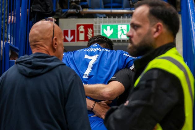 2026 04 12, xkwix, Handball, HBL, TBV Lemgo Lippe Füchse Berlin, PHOENIX CONTACT arena, 28 Spieltag, Saison 2025 2026 Jan Mudrow TBV Lemgo Lippe 7 wird verletzt aus der Halle getragen DFB regulations prohibit any use of photographs as image sequences and or quasi video Photo xKamilxWilkowskixPressefotoKochx Nordrhein Westfalen Germany