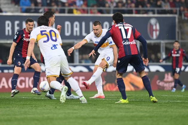 CALCIO - Serie A - Bologna FC vs US Lecce Stulic Nikola (U.S. Lecce) shooting on goal during Bologna FC vs US Lecce, Italian soccer Serie A match in Bologna, Italy, April 12 2026 Bologna Italy  Copyright: xIPAxSport ABACAx