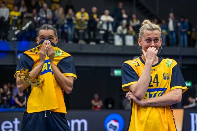 260412 Jamina Roberts and Nathalie Hagman of Sweden cry as they are celebrated for playing their last match with the national team after the women s EHF Euro Qualification handball match between Sweden and Lithuania on April 12, 2026 in Kosta Photo Suvad Mrkonjic BILDBYRAN COP 170 SM0457 handball handball handball kval em em kval qualification womens ehf euro qualification sverige sweden litauen lithuania dam bbeng  Copyright: SUVADxMRKONJIC BB260412SM065
