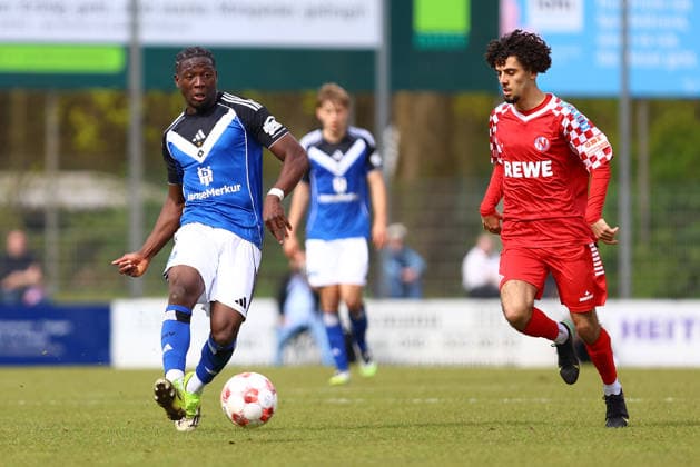 17 Lucas Camacho (FC Eintracht Norderstedt), 15 Kelvin Ojo (Hamburger SV U21, U 21 Fußball I Herren I Regionalliga Nord I Saison 2025-2026 I 29. Spieltag I FC Eintracht Norderstedt - Hamburger SV U21 I 11.04.2026 I Edmund-Plambeck-Stadion *** 17 Lucas Camacho FC Eintracht Norderstedt , 15 Kelvin Ojo Hamburger SV U21 Fußball I Herren I Regionalliga Nord I Saison 2025 2026 I 29 Spieltag I FC Eintracht Norderstedt Hamburger SV U21 I 11 04 2026 I Edmund Plambeck Stadion