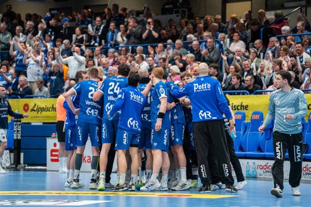 TBV Lemgo Lippe GER vs Fuechse Berlin GER , Handball, Daikin Handball Bundesliga, 28 Matchday, 12 4 2026, Season 2025 2026, Lemgo The team of TBV Lemgo Lippe GER during a timeout Lemgo Phoenix Contact Arena Germany