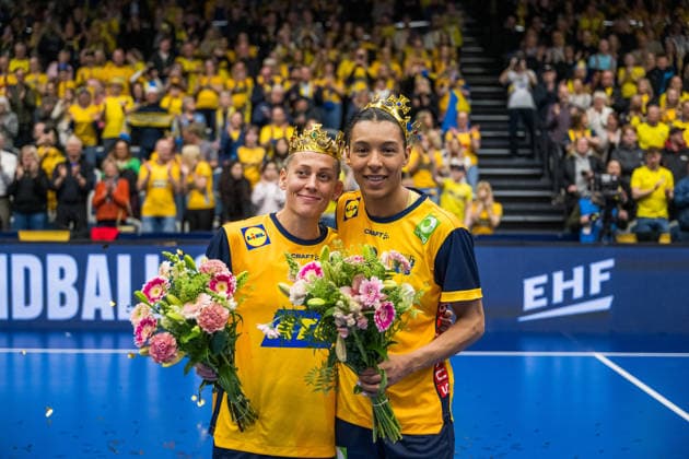 260412 Jamina Roberts and Nathalie Hagman of Sweden are celebrated for playing their last match with the national team, Nationalteam after the women s EHF EURO Qualification, EM, Europameisterschaft handball match between Sweden and Lithuania on April 12, 2026 in Kosta. Photo: Suvad Mrkonjic BILDBYRAN COP 170 SM0457 handball handboll handball kval em em-kval qualification womens ehf euro qualification sverige sweden litauen lithuania dam bbeng *** 260412 Jamina Roberts and Nathalie Hagman of Sweden are celebrated for playing their last match with the national team after the women s EHF Euro Qualification handball match between Sweden and Lithuania on April 12, 2026 in Kosta Photo Suvad Mrkonjic BILDBYRAN COP 170 SM0457 handball handball handball kval em em kval qualification womens ehf euro qualification sverige sweden litauen lithuania dam bbeng  Copyright: SUVADxMRKONJIC BB260412SM071