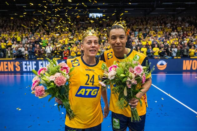 260412 Jamina Roberts and Nathalie Hagman of Sweden are celebrated for playing their last match with the national team after the women s EHF Euro Qualification handball match between Sweden and Lithuania on April 12, 2026 in Kosta Photo Suvad Mrkonjic BILDBYRAN COP 170 SM0457 handball handball handball kval em em kval qualification womens ehf euro qualification sverige sweden litauen lithuania dam bbeng  Copyright: SUVADxMRKONJIC BB260412SM078