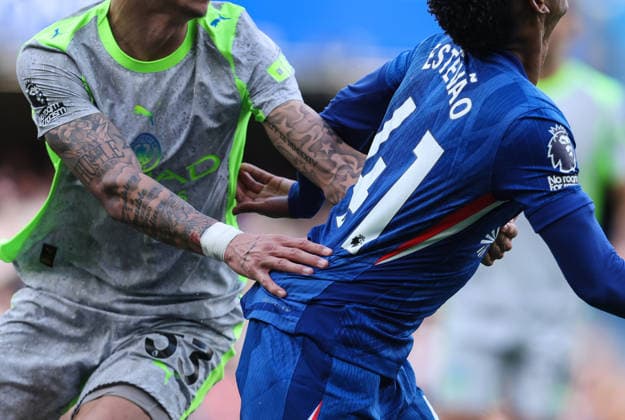 Chelsea gegen Man City 12. April 2026, London Premier League Fußball Chelsea gegen Manchester City Nico O™Reilly von Manchester City schnappt sich Estevao Willian von Chelsea Foto Charlotte Wilson Abseits London UK  Copyright: xCharlottexWilsonx xOffsidexOffside