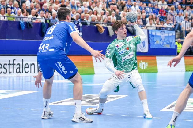 2026 04 12, xkwix, Handball, HBL, TBV Lemgo Lippe Füchse Berlin, PHOENIX CONTACT arena, 28 Spieltag, Saison 2025 2026 Nils Lichtlein Füchse Berlin 17 passt Ball imZweikampf gegen Frederik Simak TBV Lemgo Lippe 8 DFB regulations prohibit any use of photographs as image sequences and or quasi video Photo xKamilxWilkowskixPressefotoKochx Nordrhein Westfalen Germany