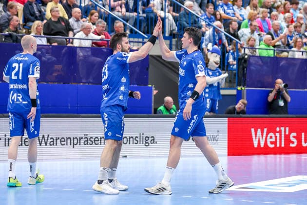 2026 04 12, xkwix, Handball, HBL, TBV Lemgo Lippe Füchse Berlin, PHOENIX CONTACT arena, 28 Spieltag, Saison 2025 2026 Tim Suton TBV Lemgo Lippe 23 und Frederik Simak TBV Lemgo Lippe 8 schlagen und motivieren die Halle DFB regulations prohibit any use of photographs as image sequences and or quasi video Photo xKamilxWilkowskixPressefotoKochx Nordrhein Westfalen Germany
